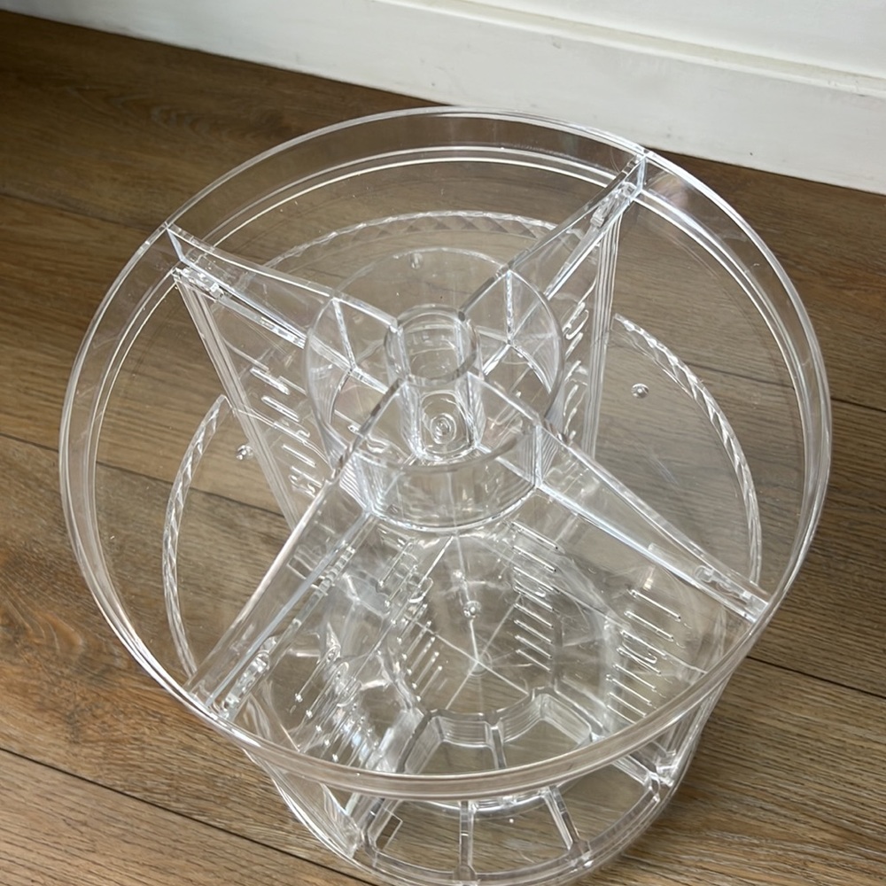 Sold!!! 🚨 Acrylic rotating makeup organizer - Picture 2 of 4